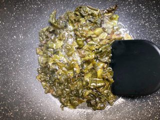 25、茶香排骨,锅洗干净倒入适量油，放入茶叶炒至酥脆