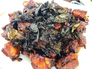 26、茶香排骨,茶叶炒好，盛到排骨上面即可