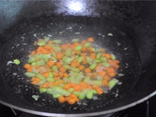 5、糯米控绝不能错过——香烤鱿鱼包饭,将两种蔬菜放入锅里汆烫