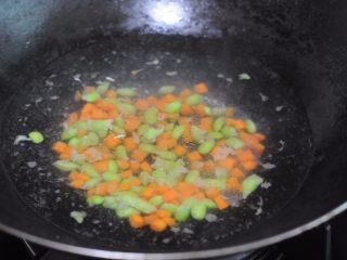 7、糯米控绝不能错过——香烤鱿鱼包饭,油锅烧热，将萝卜饭和蔬菜粒翻炒均匀后调味备用