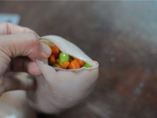 9、糯米控绝不能错过——香烤鱿鱼包饭,将炒好的米饭塞进去，收口处用牙签串好封口