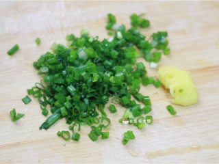 6、花蛤粥,葱切末，姜切片。