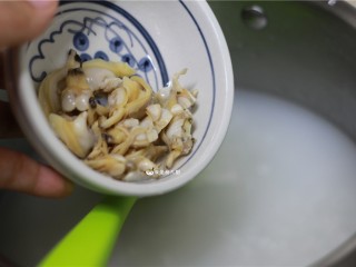 8、花蛤粥,花蛤肉下入白米粥中，再煮5分钟。