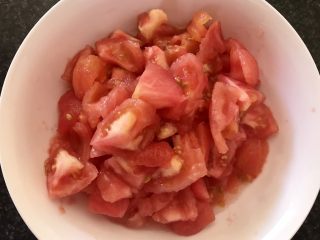 3、红烧牛肉面,切成小块。