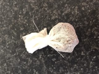 6、红烧牛肉面,八角和花椒放入卤料包，这是自己用沙布做的卤料包。