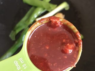 8、红烧牛肉面,放入1汤匙腐乳汁。