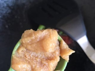 9、红烧牛肉面,放入1汤匙味增。