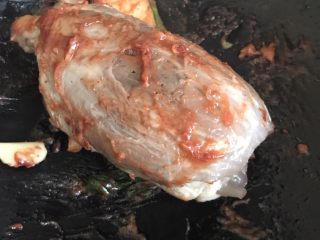 10、红烧牛肉面,放入1汤匙酒，炒香后放入牛腱翻炒数下。