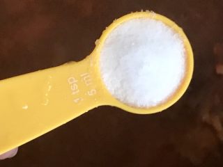 13、红烧牛肉面,牛腱软烂了放入1茶匙糖和1茶匙盐调味。