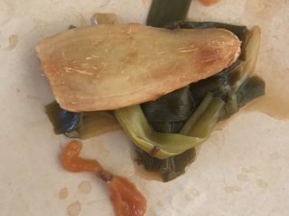 14、红烧牛肉面,取出葱姜。