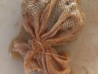 15、红烧牛肉面,取出卤料包。牛肉汤煮好了。