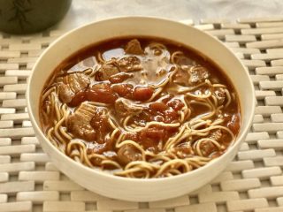 17、红烧牛肉面,面条放入牛肉汤里，美味的牛肉面就好了。