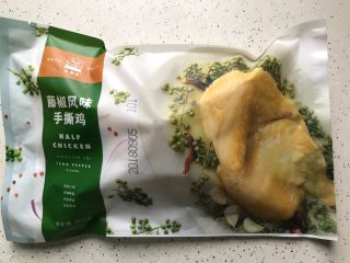 1、藤椒风味手撕鸡～简易版,准备好手撕鸡半只