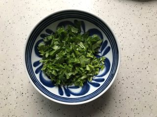 3、藤椒风味手撕鸡～简易版,香菜洗净，控干水分之后切碎