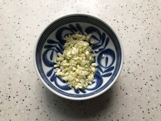 4、藤椒风味手撕鸡～简易版,大蒜去皮洗净之后切成末