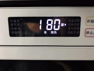 5、藤椒风味手撕鸡～简易版,解冻好的鸡放入烤箱，180°