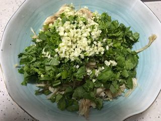 9、藤椒风味手撕鸡～简易版,加入香菜和大蒜