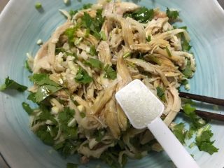 11、藤椒风味手撕鸡～简易版,加一小勺细砂糖