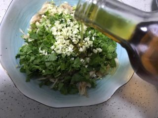 12、藤椒风味手撕鸡～简易版,淋少许香油