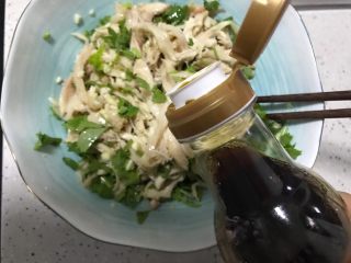 10、藤椒风味手撕鸡～简易版,淋少许美极鲜