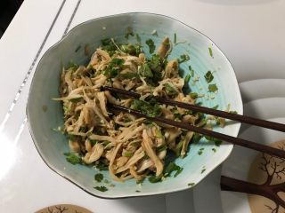 13、藤椒风味手撕鸡～简易版,搅拌均匀，即可