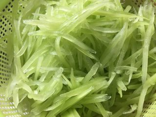 3、凉拌莴苣丝,切成丝