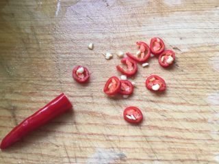 4、凉拌莴苣丝,辣椒切小圈