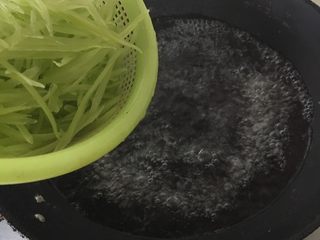 6、凉拌莴苣丝,水开后倒入莴苣