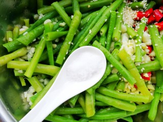 7、凉拌豆角,加一勺盐。