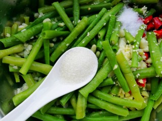 8、凉拌豆角,一勺白糖。