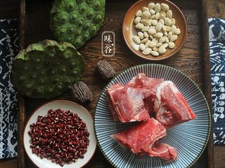 1、清热祛湿的莲蓬汤,准备好材料。