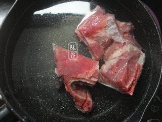 4、清热祛湿的莲蓬汤,猪骨洗净后斩大件，放到锅里加清水大火煮开。