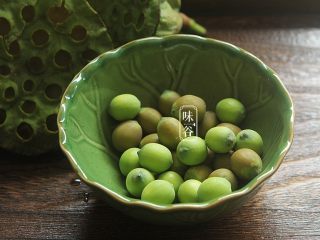 6、清热祛湿的莲蓬汤,挖出莲蓬内的莲子；