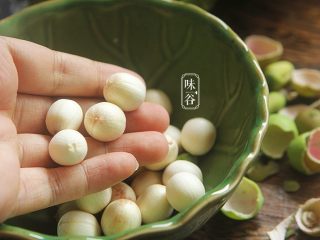7、清热祛湿的莲蓬汤,去除莲子表面的“衣”后待用；