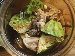 10、清热祛湿的莲蓬汤,放入莲子和莲蓬；