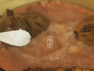 13、清热祛湿的莲蓬汤,关火前加入适量的食盐调味即可。