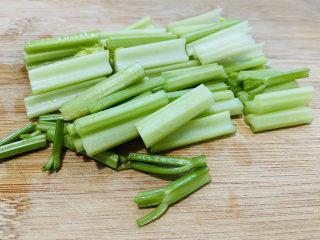 3、芹菜炒木耳,切小段