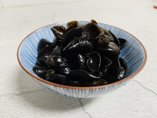 4、芹菜炒木耳,干木耳提前泡发并清洗干净