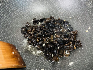 9、芹菜炒木耳,倒入黑木耳小火翻炒片刻