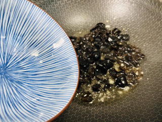 12、芹菜炒木耳,沿着锅边淋入少许热水翻炒一下