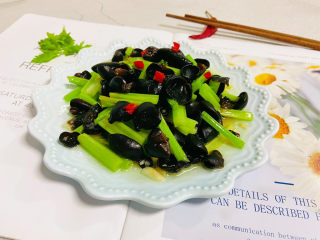 18、芹菜炒木耳,芹菜炒木耳清淡爽口小菜