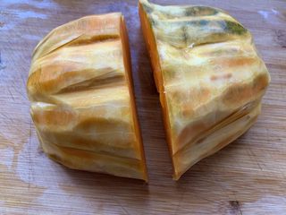 2、南瓜花卷,去瓤去皮