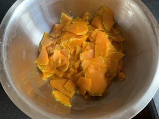 7、南瓜花卷,装进大盆中