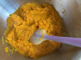 8、南瓜花卷,用铲刀压成泥，这时南瓜也没那么烫了