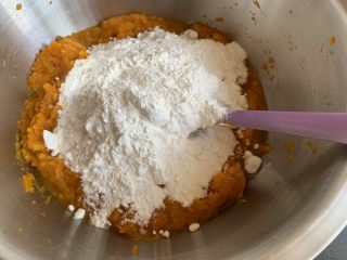 9、南瓜花卷,少量多次的到入面粉，搅拌