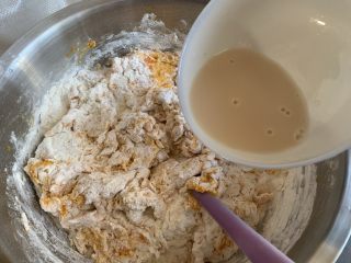 14、南瓜花卷,倒进面粉里