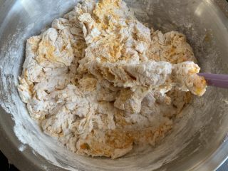 15、南瓜花卷,继续搅拌，成面絮状，下手揉成面团（如果太稀太软，就再加面粉）