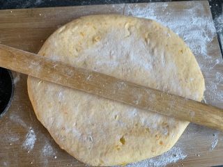 22、南瓜花卷,然后擀成饼