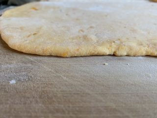 24、南瓜花卷,擀成这样，不到1厘米的厚度