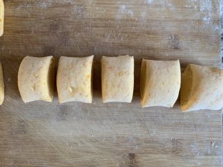 27、南瓜花卷,然后切成大小均匀的剂子